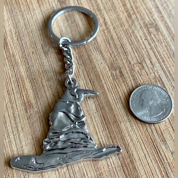 Officially Licensed Metal Raised Relief HARRY POTTER Raven Hat Keychain Fob - Picture 7 of 12